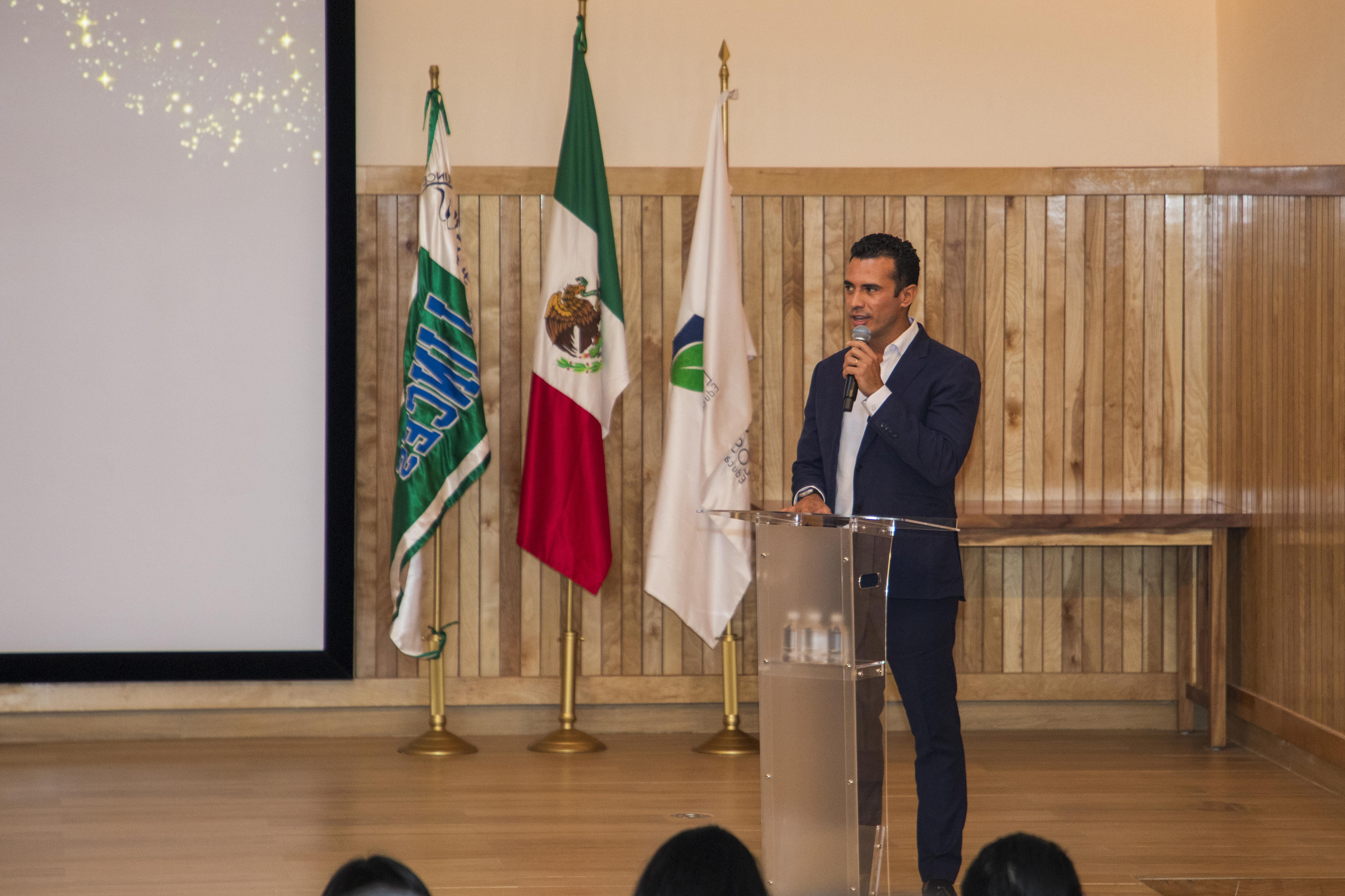 Roberto Chavez sonriendo